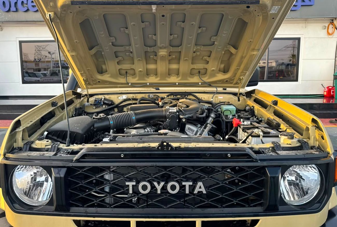 LC 78 . HARDTOP . 4.0L . V6 . Automatic . Petrol thumbnail 6