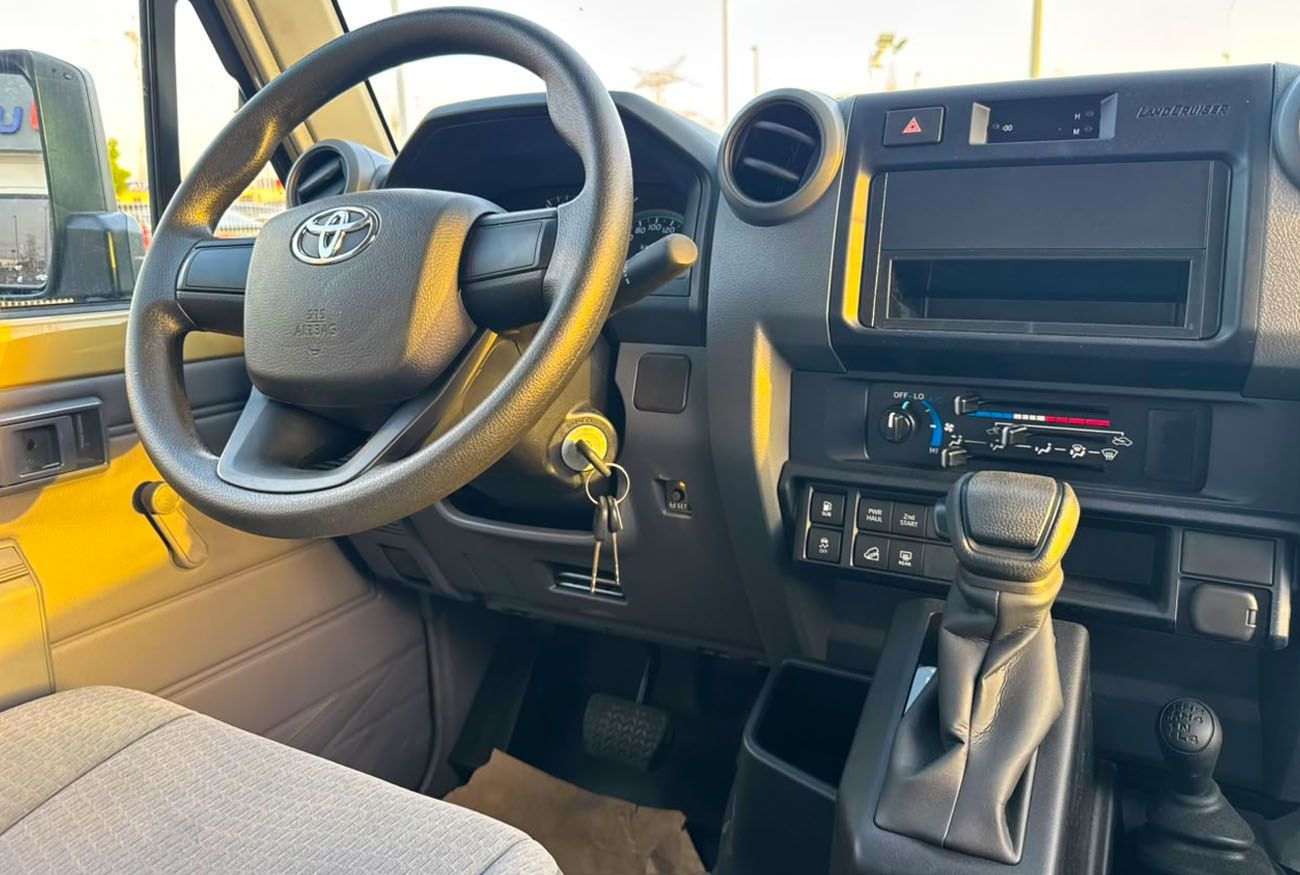 LC 78 . HARDTOP . 4.0L . V6 . Automatic . Petrol thumbnail 10